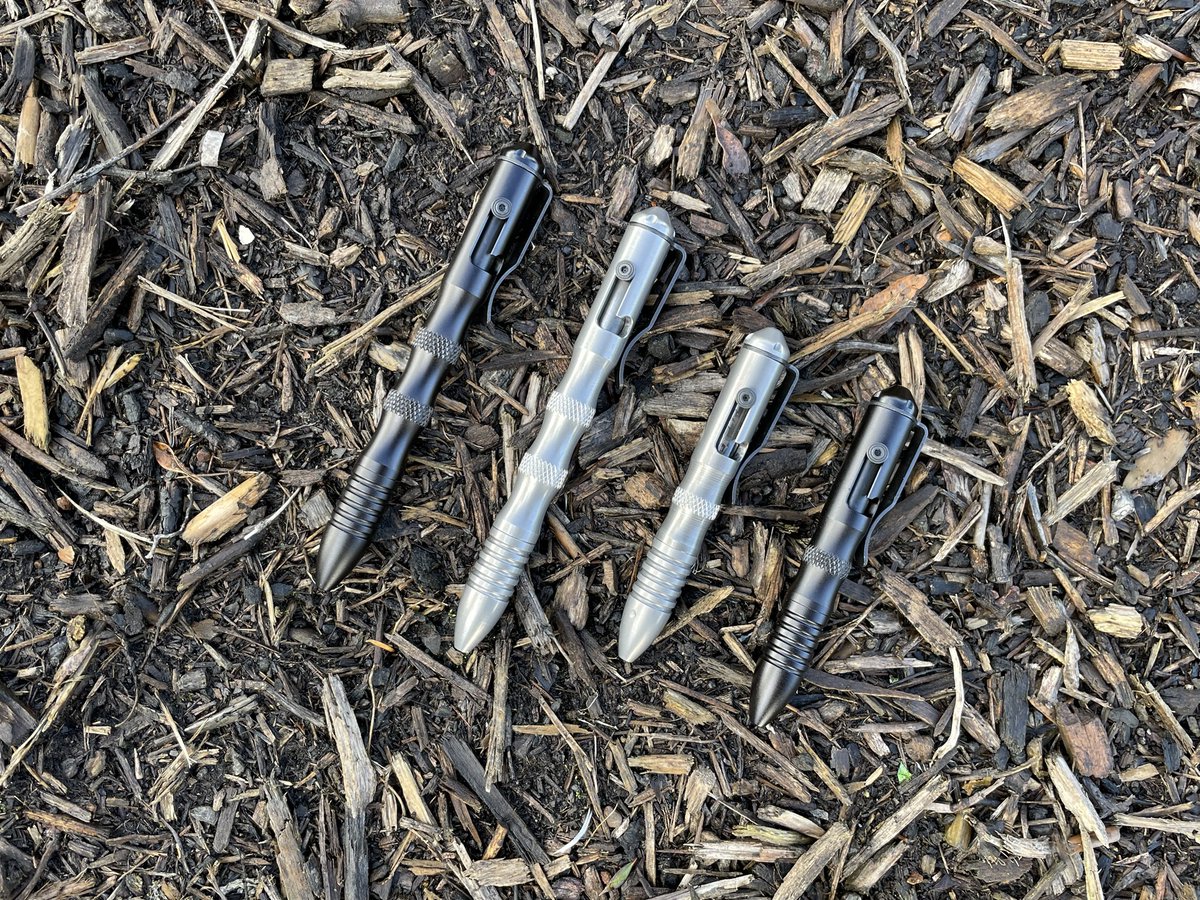zstuffs's tweet photo. Short & Long options on the new @BenchmadeKnives pens! #benchmade #mybenchmade #YoursForLife #edcpen #EDC https://t.co/T6KIl1Ulfq