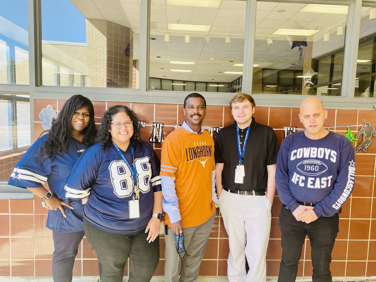 ObamaMLA's tweet photo. 🏈Tailgating with the BOMLA staff! Burgerlicious &amp; Tiff Treats 🙌🏾  What a FUN way to end the week! Friends, 🍔 🍪 &amp; Fellowship! #CultureCounts @dallasschools #ChooseDallasISD #ChooseBOMLA #SingleGender #Magnet #ApplyToday #LEAD
@N_Bernardino @AmberBlessLove https://t.co/LvGLrjcbel