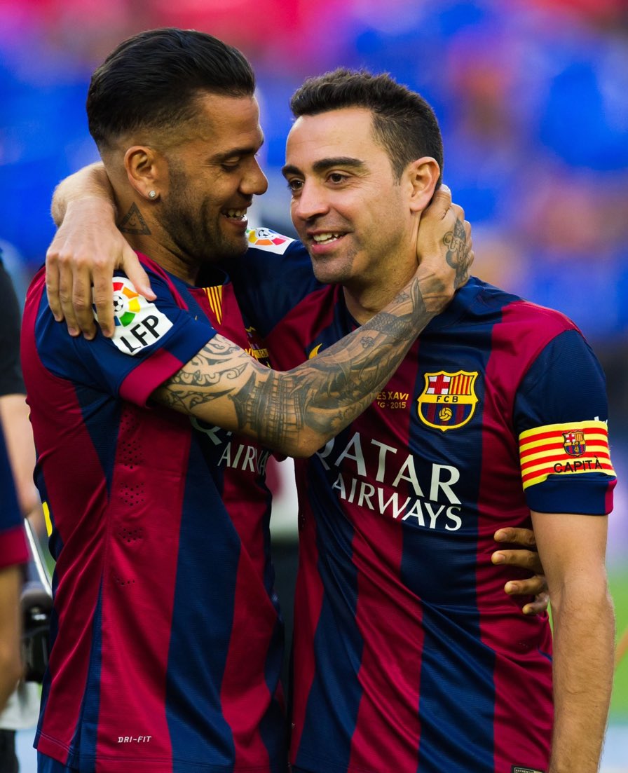 VibesFoot's tweet photo. En l'espace de quelques jours, les fans du Barça auront vécu le retour de Xavi et Dani Alves. 🔵🔴 https://t.co/DN5plZ6N7k