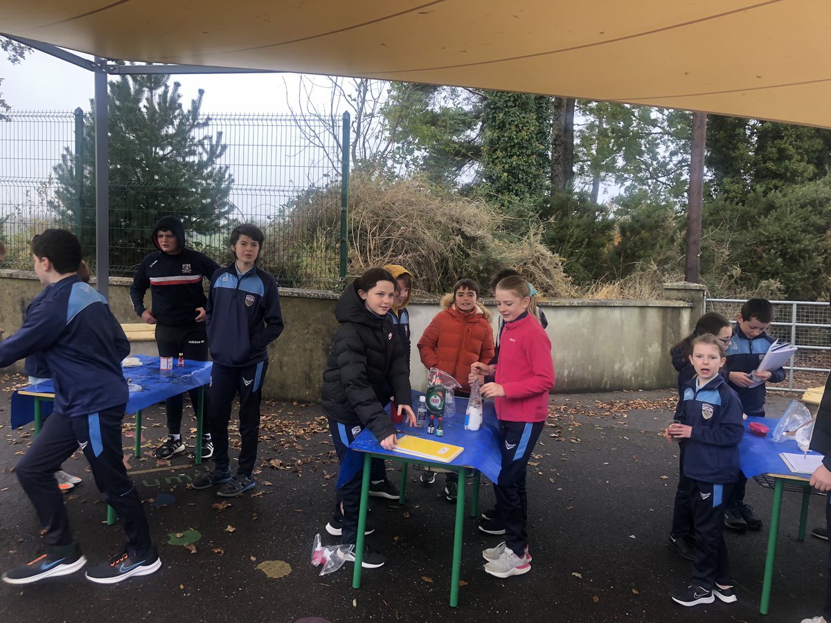 5th and 6th Classes enjoying experimenting with chemical reactions today as part of our Science Week Activities 🧫🥼🧪🧑‍🔬🧑‍🔬👩‍🔬👩‍🔬