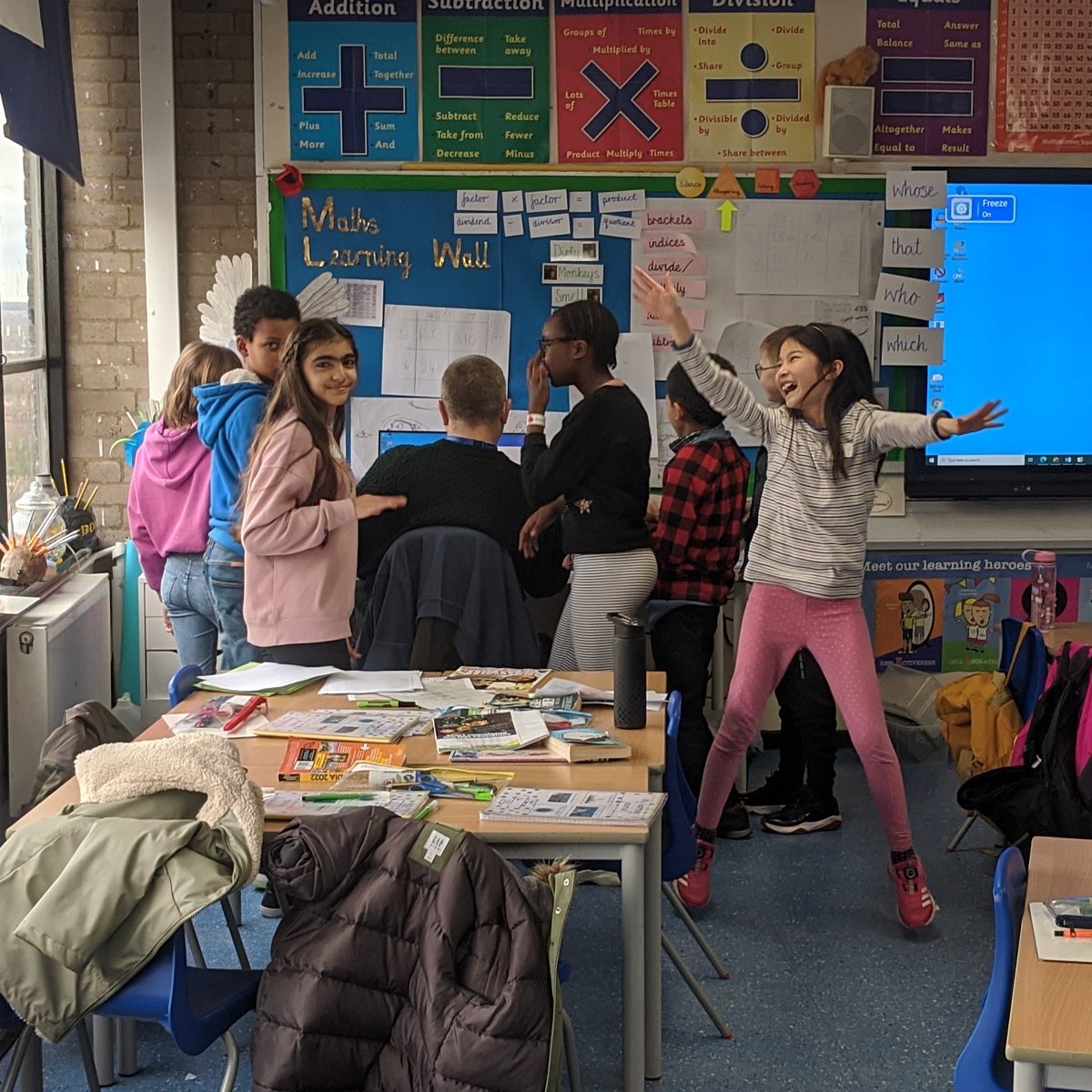 MsScotchbrook6S's tweet photo. Something's cooking next door...
#Team6 #winterproduction #creativity #collaboration
@MrSpencerJS @FairlawnPrimary https://t.co/vJpWmLB80J