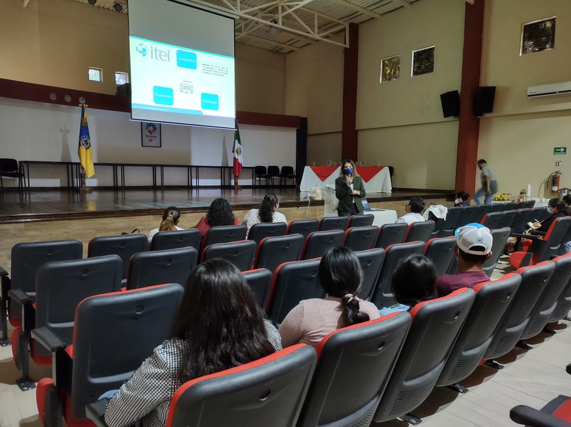 CESIP_ITEI's tweet photo. Este viernes la Coordinadora de Capacitación a Sociedad Civil, Jessica Mejía Álvarez, enseñó a habitantes del municipio de #Tolimán, Jalisco, a ejercer el derecho a la información, así como qué es y cómo funciona el organismo garante de nuestro estado: el @ITEIJal
#PoderSaber https://t.co/wPPha65xx4