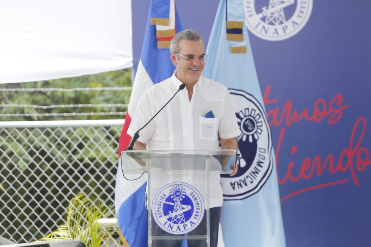 luisabinader's tweet photo. Hoy, junto a @WarnaudBisono, director del @INAPAGOB, dejamos en funcionamiento un acueducto que beneficiará a más de 26 mil munícipes de Quisqueya, en #SPM, tras más de 20 años con un servicio de agua potable inestable y deficiente. https://t.co/OYrsKbWMIU