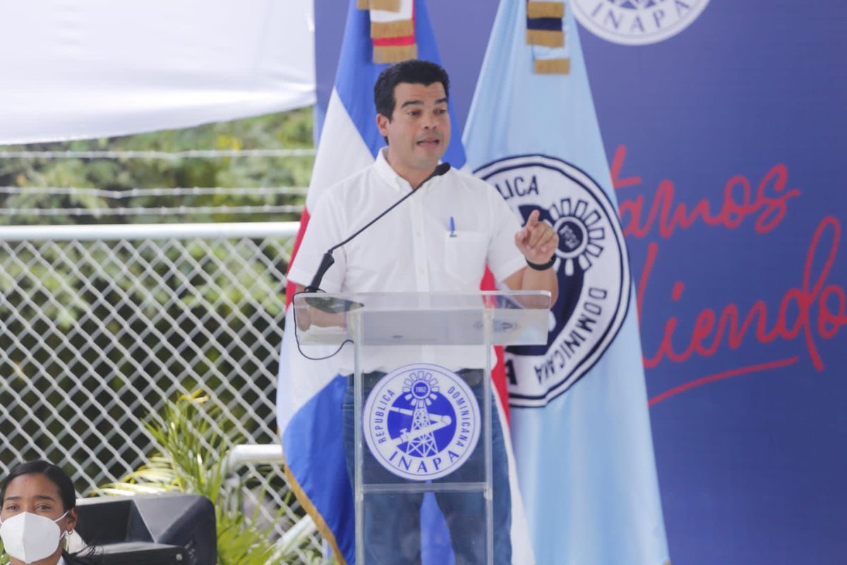luisabinader's tweet photo. Hoy, junto a @WarnaudBisono, director del @INAPAGOB, dejamos en funcionamiento un acueducto que beneficiará a más de 26 mil munícipes de Quisqueya, en #SPM, tras más de 20 años con un servicio de agua potable inestable y deficiente. https://t.co/OYrsKbWMIU