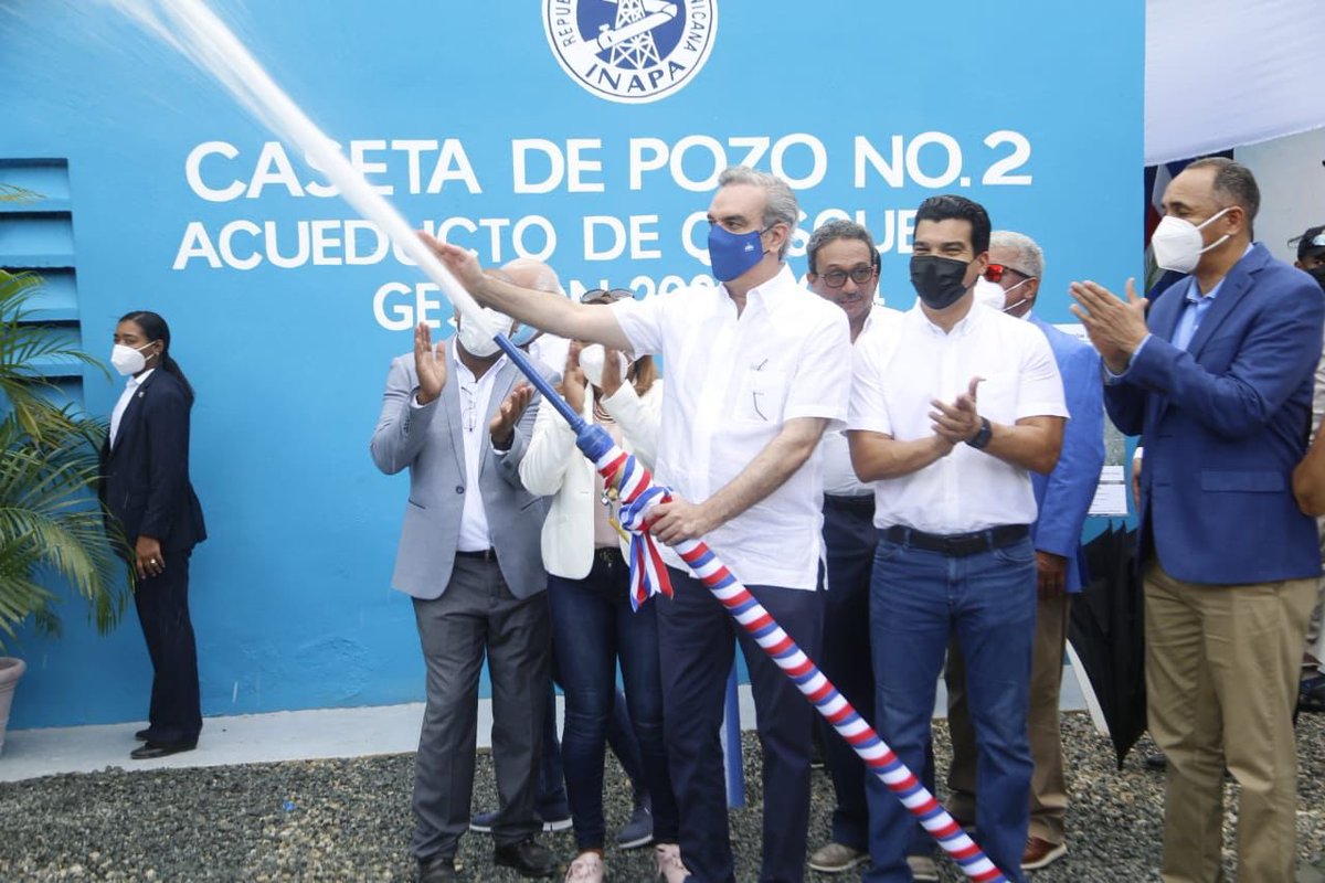 luisabinader's tweet photo. Hoy, junto a @WarnaudBisono, director del @INAPAGOB, dejamos en funcionamiento un acueducto que beneficiará a más de 26 mil munícipes de Quisqueya, en #SPM, tras más de 20 años con un servicio de agua potable inestable y deficiente. https://t.co/OYrsKbWMIU