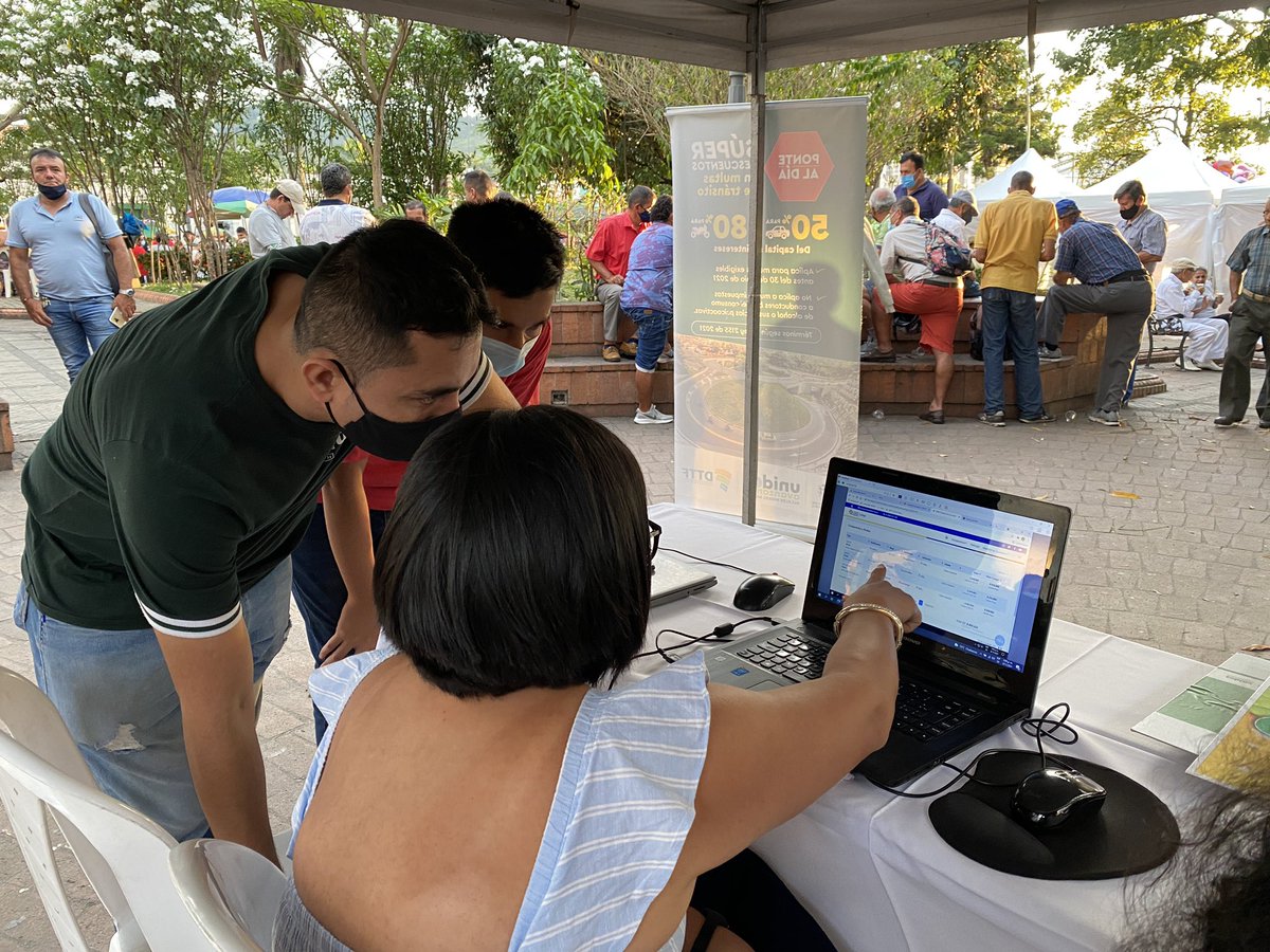 ¡En la DTTF también estamos modo #FeriaDulce2021 🎉! Ponte al día y conoce los descuentos y servicios que ofrecemos. Los esperamos en la stand ubicado en el Parque Santander o parque principal de Floridablanca
#MovilidadAsuntoDeTodos
<a href="/Alcaldiafblanca/">Gobierno de Floridablanca</a> <a href="/platasarmiento1/">Eva del Pilar Plata</a>