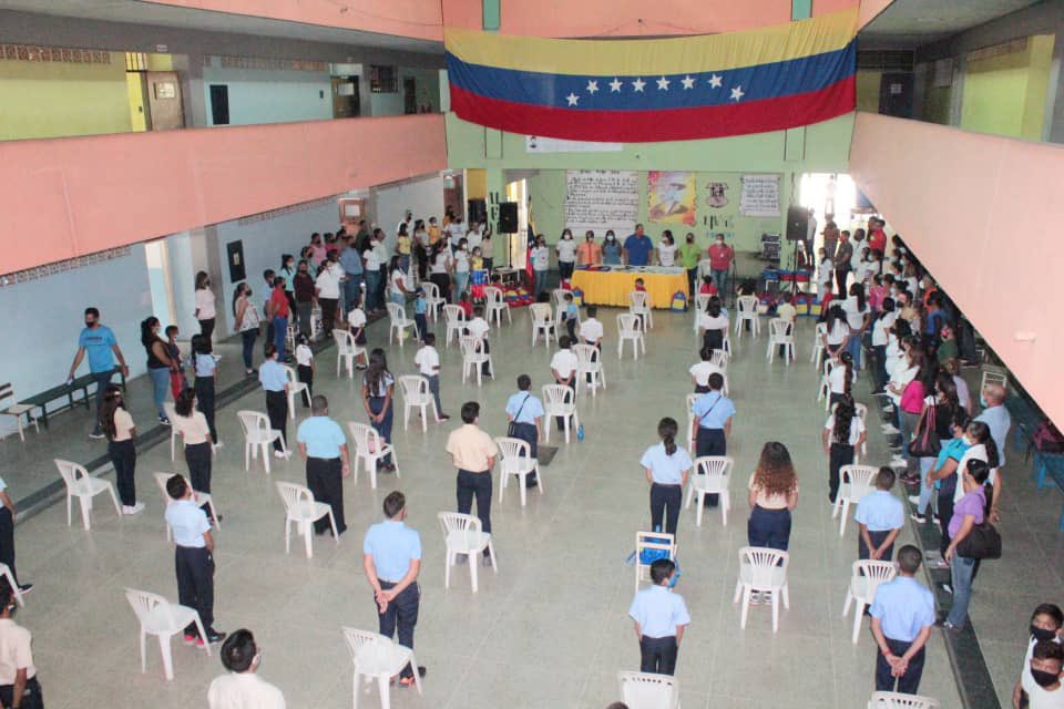 Hoy estuvimos en el Liceo Trino Celis Ríos de #PaloNegro entregando más de 2000 bolsos escolares a nuestros niños y niñas de la Manzana Escolar, gracias a nuestro Presidente <a href="/NicolasMaduro/">Nicolás Maduro</a> y al apoyo Secretario de Educación <a href="/leoalvacabrera/">Prof. Leonardo Alvarado</a> del <a href="/GobiernoAragua_/">Gobierno Aragua</a> 
Sigamos Juntos!