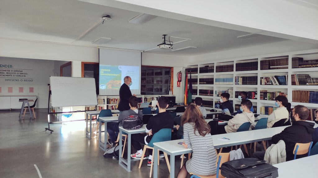 esther_fol's tweet photo. Hoy en @IESJesusMarin hemos tenido tarde de emprendimiento, a cargo de Enrique Fernández, @_Actua2 con los grupos #S25AU 👨🔧 #S15RI #OPSEA2 #OPGA21 y #OPASIR Organizado por @merlobe https://t.co/Qbh0fwnam8