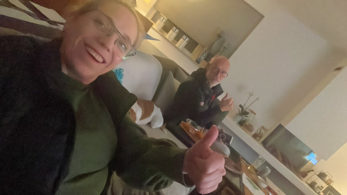 GZweers70's tweet photo. @Top2000agogoNTR Team Vroepies vanaf de bank. Drankje + hapje! @Top2000agogoNTR @pvroonland https://t.co/LHtwW90pon