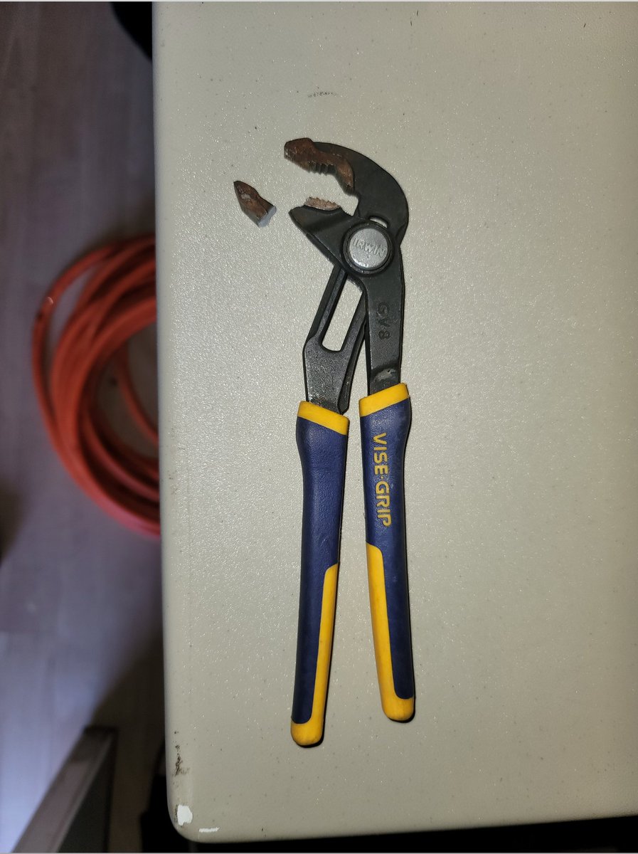 Mike_Lowrey23's tweet photo. @IRWINtools not sure how these broke while trying to use them to remove a bolt but they did.... thought? https://t.co/IjMwxLMgL0