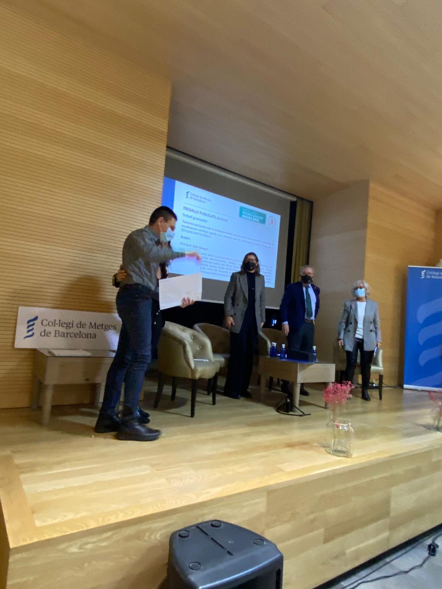 COMBarcelona's tweet image. #PremisSanitatOsona2021 - Categoria treballs  publicats Accèsit: ‘Factores asociados con el empeoramiento de la función renal durante un episodio de insuficiencia cardíaca aguda y su relación con la mortalidad a corto y largo plazo: ESTUDIO EAHFE-EFRICA’ per @lluisllauger i equip