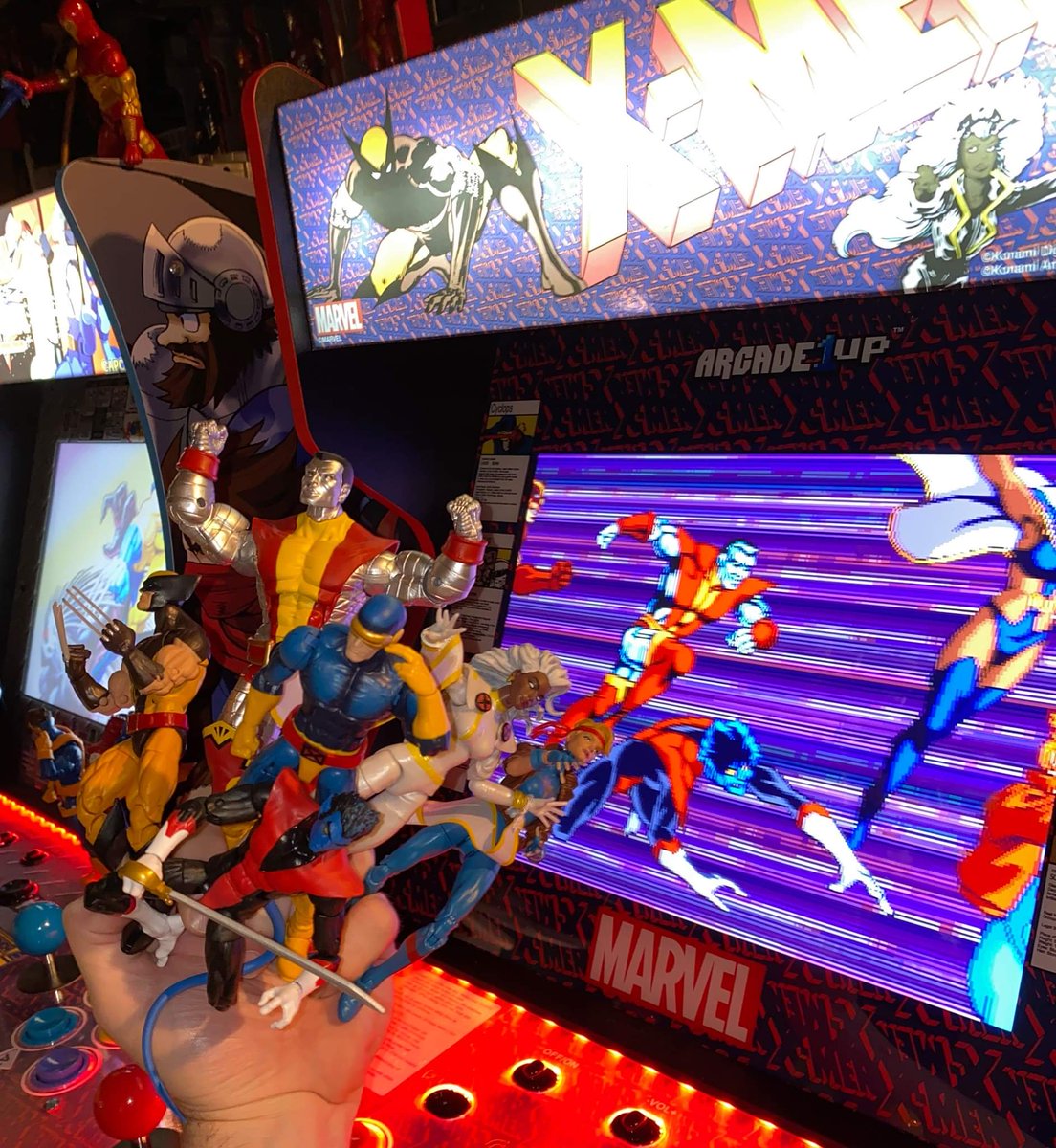 JayCochran's tweet photo. #fivefigurehandshake +1 #xmen #marvellegends https://t.co/hxLA5KMpwG