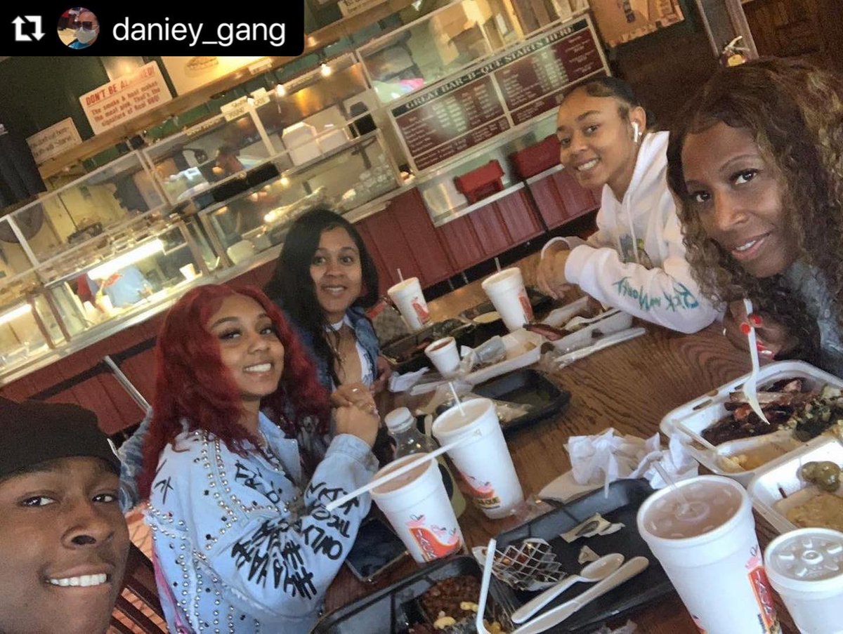 jacksbarbque's tweet photo. Happy #FanFriday from Jack’s!
.
.
.
#jacksbarbque #nashville #tennessee #foodie #foodies #weekend #jacksbbq #friday #jacksbbqnashville #bbq #bewleypits #foodiesofinstagram #nasvillefoodie https://t.co/2InpwUgCC8