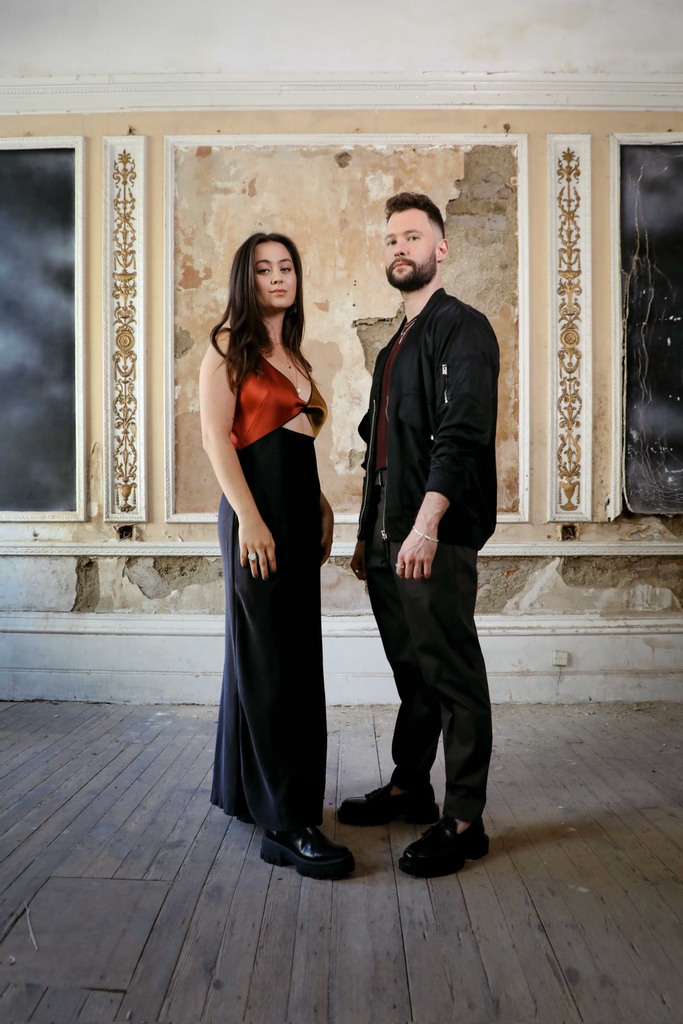 readalphaorder's tweet image. British singer-songwriter Jasmine Thompson and UK chart-topper Calum Scott released their duet, “love is just a word.” offkilter.co/alphabeticalor…