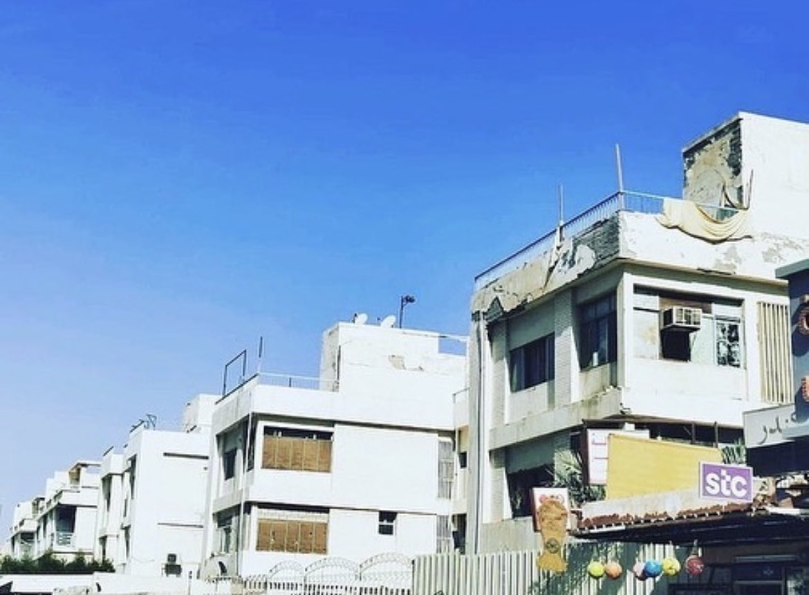 malaslawi's tweet image. اليوم قمت بنزهة في حولي تحديدا في قطعة سبعة و كنت مفتونًا بكمية المباني التي يعود تاريخها إلى الستينيات والسبعينيات ، فهي لا تتطلب سوى القليل من التجديد.يمكن أن يتحول هذا الحي إلى نوع من مناطق جذب سياحي ، تمامًا مثل مباني باوهاوس البيضاء في عاصمة دولة الاحتلال او غيرها الكثير.