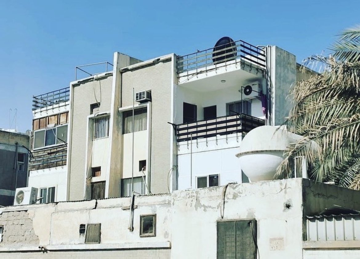 malaslawi's tweet image. اليوم قمت بنزهة في حولي تحديدا في قطعة سبعة و كنت مفتونًا بكمية المباني التي يعود تاريخها إلى الستينيات والسبعينيات ، فهي لا تتطلب سوى القليل من التجديد.يمكن أن يتحول هذا الحي إلى نوع من مناطق جذب سياحي ، تمامًا مثل مباني باوهاوس البيضاء في عاصمة دولة الاحتلال او غيرها الكثير.