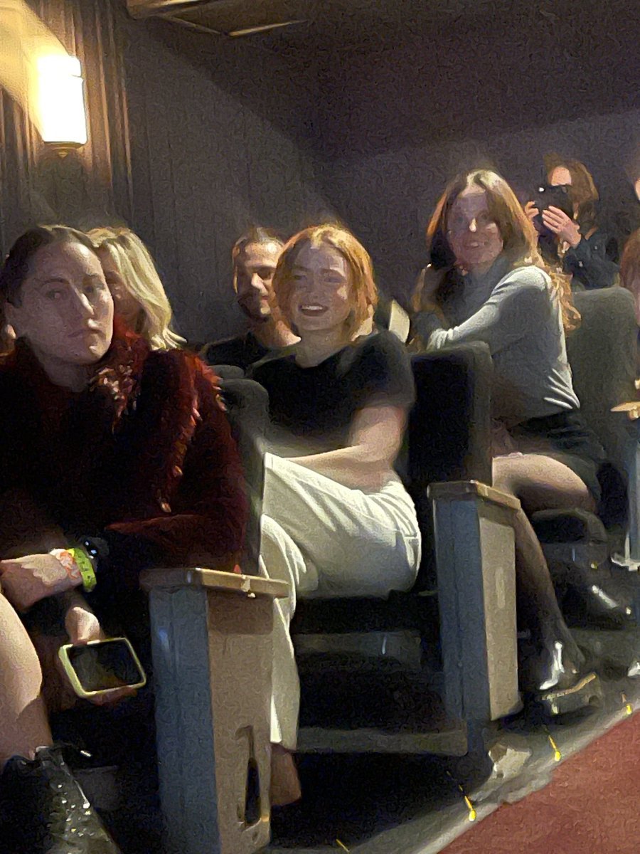 DylanOBrienSp's tweet image. 📸Dylan está ya dentro de la sala con Sadie donde pondrán la película corta #AllTooWellTheShortFilm