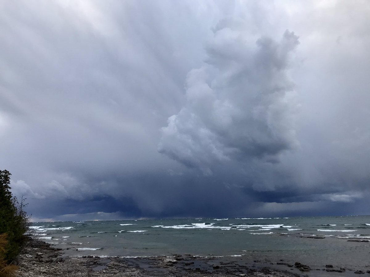 zwolfgrl's tweet photo. Beautiful clouds with these storms coming off Lake Huron #ONStorm https://t.co/p17FbuB9tA