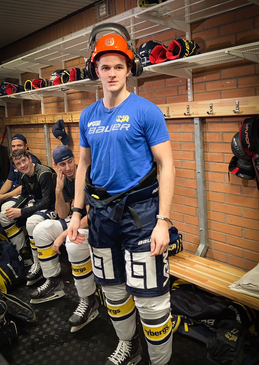 HV71's tweet image. Urfin backinsats av Max Wennlund och hjälmen var given! #hv71