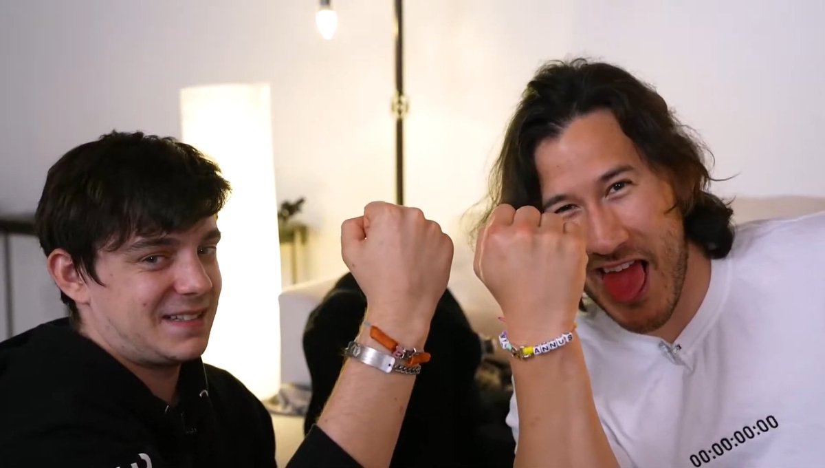 PostUnumAnnum's tweet photo. Nov 12th 1:12:00:00
UA posted "The Unus Annus Annual Sleepover" 
The gang gathered in the UA house for one more night together before the end and Mark's 1st sleepover. They eat snacks and make friendship braclets while Mark is being THAT KID #UnusAnnus 
This is the Final Video https://t.co/J2ac0LwvjP