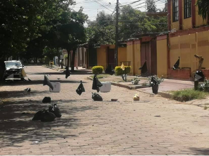RiosDePie's tweet photo. A veces es difícil entender qué es la noviolencia, pero la realidad es que la sociedad civil boliviana YA la está practicando. 

¿Quieres aprender más de NoViolencia?
Escribínos al 78153631 y súmate! 

#NoViolencia
#RíosDePie
#Bolivia
#BoliviaProtesta https://t.co/10535nCyuY