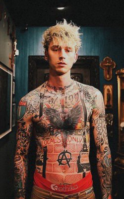 machinegunjely's tweet photo. daddy needs another award #ARIAsMachineGunKelly https://t.co/pzOFIQtjDu
