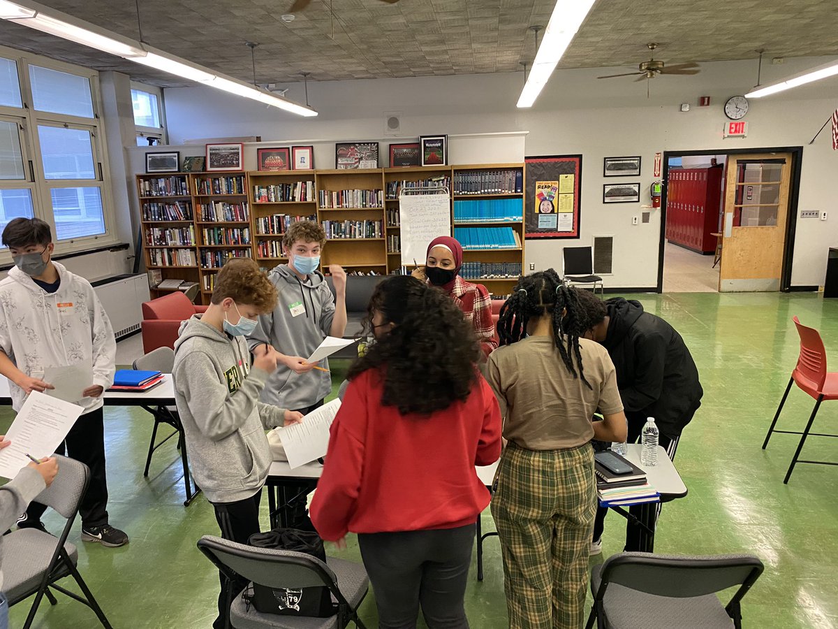 Zeitz_MSES1's tweet photo. Our students had such a fantastique week celebrating all things French! 🇫🇷 ⚜️The crème de la crème was a collaborative lesson with Fr1 &amp; Fr4!! Merci @WHS_MmeWilliams for co-facilitating such a unique experience!@aatf_nj @WHSPanko @VSoccodato https://t.co/GEqq1WhSfR