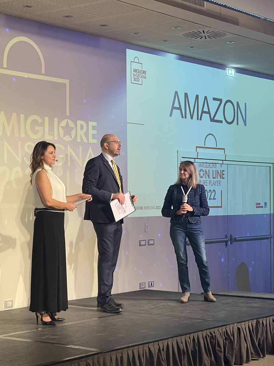 largoconsumo's tweet photo. Sara Gallizioli, category manager beni di largo consumo di @AmazonIT ritira il premio #migliorepureplayer! 

Complimenti 🎊🎉 

#miglioreinsegna2022 https://t.co/pofwwJamCJ