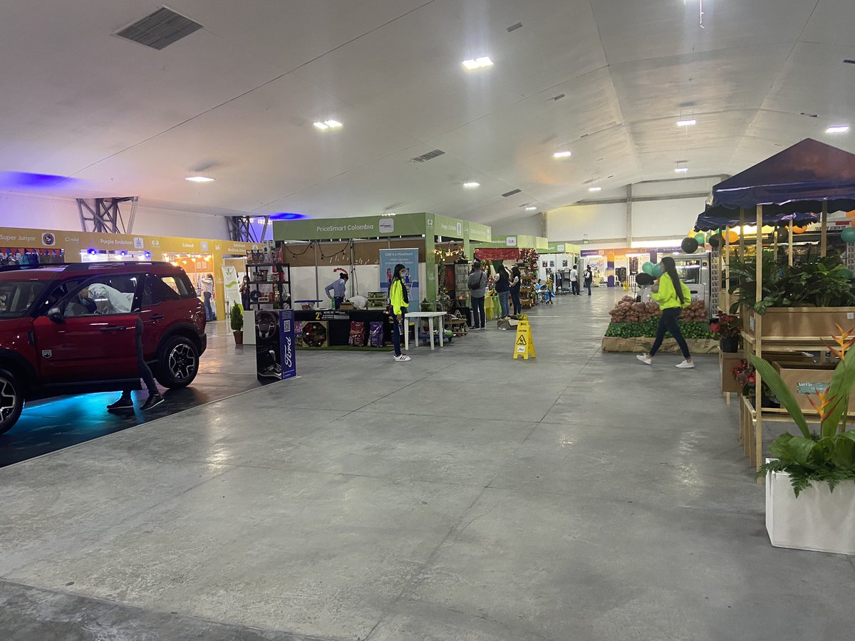 CCManizales's tweet photo. #Así nos preparamos para nuestra apertura de la feria Vive Caldas “Hecho con el Alma” hoy a las 4:00 pm. 👉👉 Los esperamos durante todo el fin de semana 👌👌#ComproLocal https://t.co/7ai9Xo0dXc