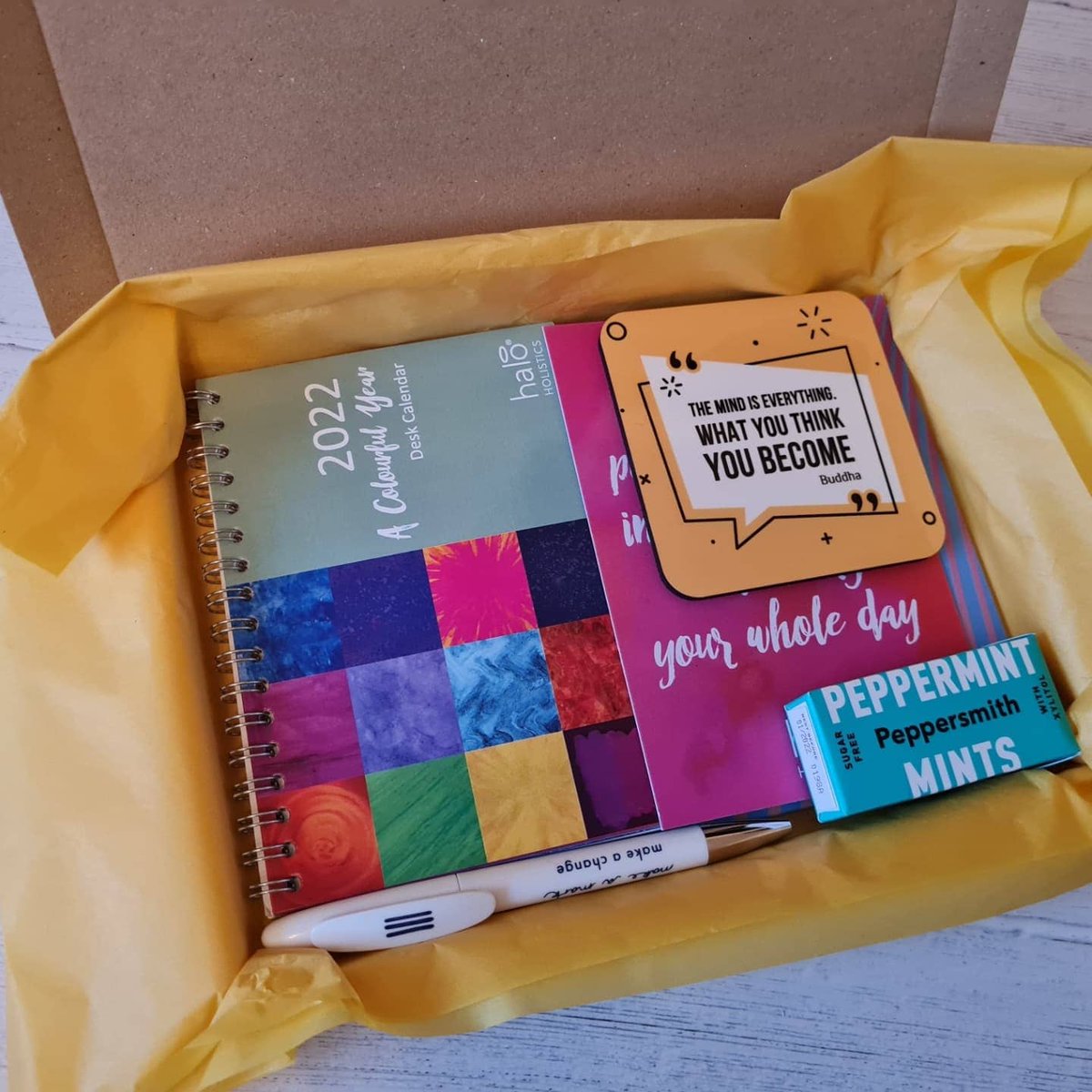 haloholistics's tweet image. Brighten up your desk and day!

The DESK BUDDY BOX is an ideal gift for Christmas, Birthdays or for a work colleague or employee.

Personalised gift message included.

- Choice of Pen Colour
- Choice of Notebook Design
- Choice of Postcard Design

etsy.com/uk/listing/110…