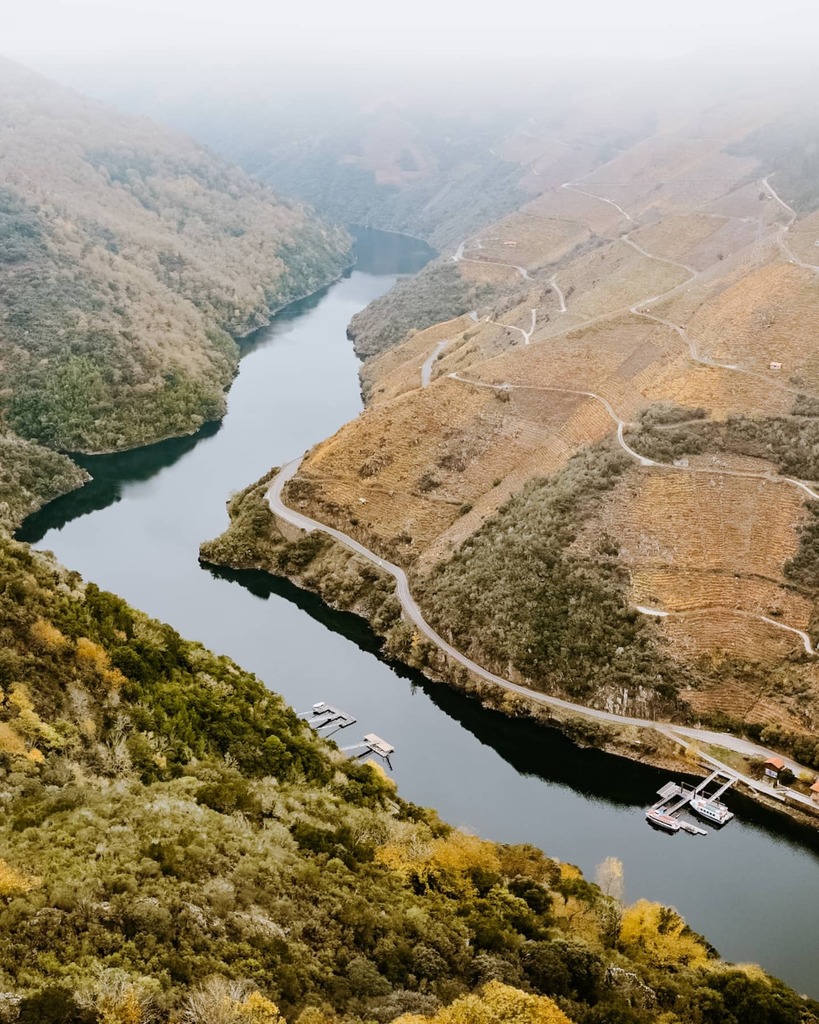 flequilu's tweet photo. A la derecha, viñedos en la provincia de Lugo; a la izquierda, provincia de Ourense 💚🏞️

#ribeirasacra #eu💚rs https://t.co/zmAdygIVsU https://t.co/uVBESoZ5uk