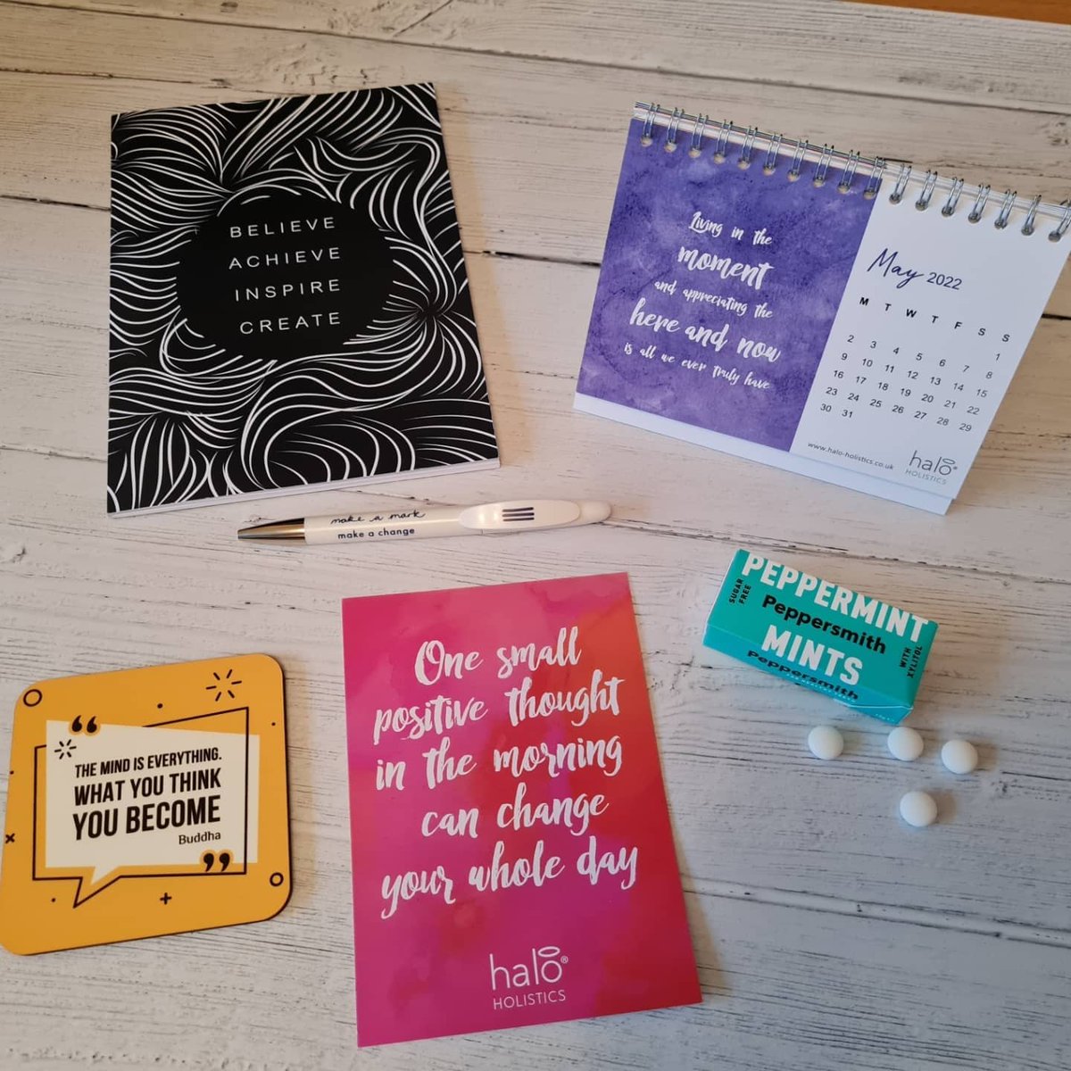 haloholistics's tweet image. Brighten up your desk and day!

The DESK BUDDY BOX is an ideal gift for Christmas, Birthdays or for a work colleague or employee.

Personalised gift message included.

- Choice of Pen Colour
- Choice of Notebook Design
- Choice of Postcard Design

etsy.com/uk/listing/110…