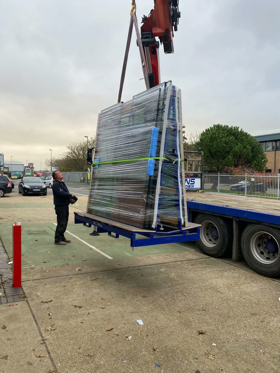 BenchmarkWin's tweet image. We had a bit of help today from Morgans Lift and Go. Taking huge double glazed units weighing over 800kg to site.😎