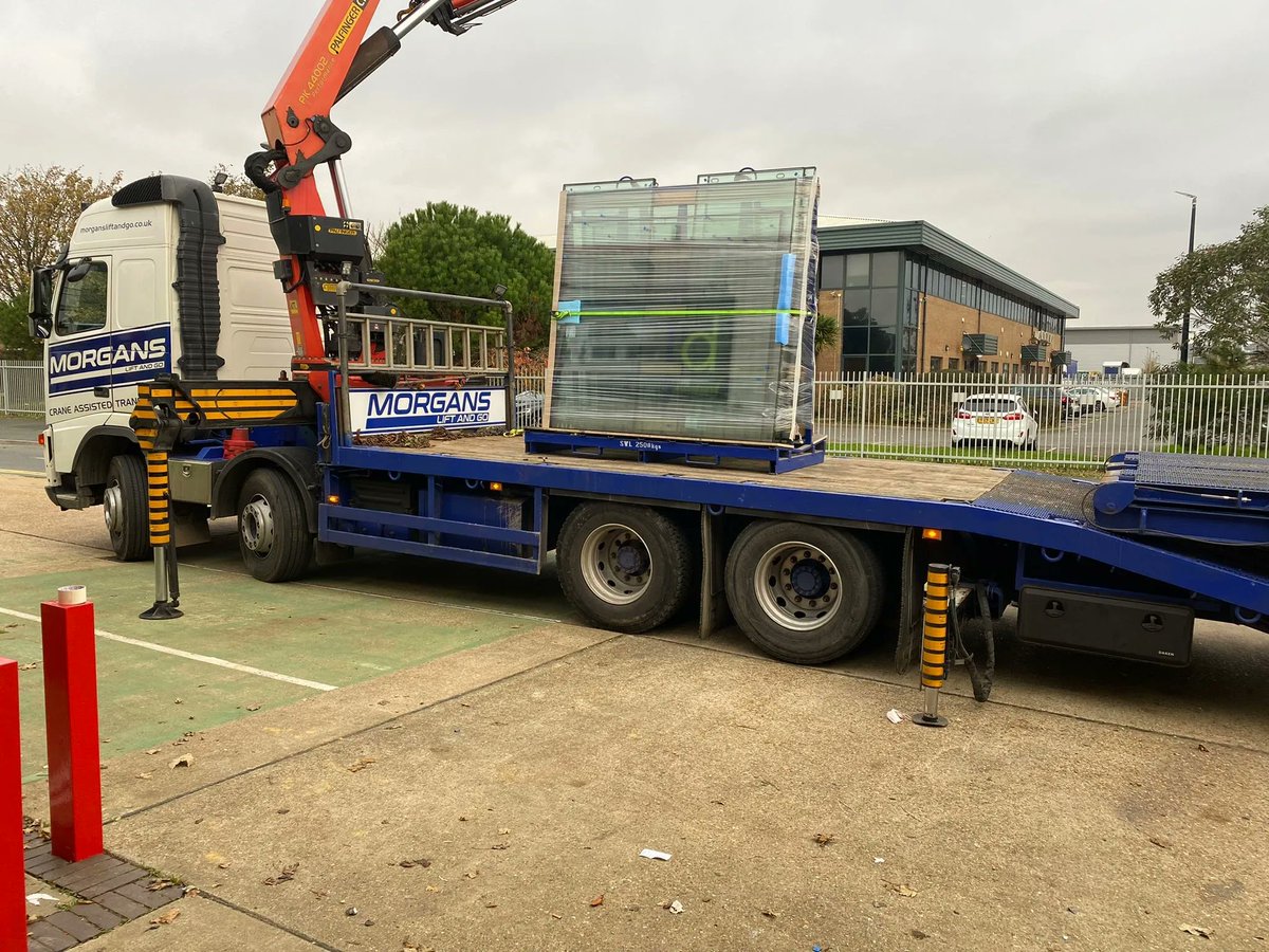 BenchmarkWin's tweet image. We had a bit of help today from Morgans Lift and Go. Taking huge double glazed units weighing over 800kg to site.😎