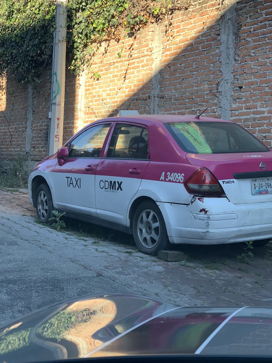 tropoman1982's tweet photo. @AdrianRubalcava @brendabarroeta @locatel_mx @lomasdememetla @CONTADEROCDMX @AlcCuajimalpa @UCS_GCDMX Considero la acción no debe ser a perspectiva o consideración del Policía, sino a reglamento!!, el tener coches abandonados en la vía pública y en reparación está prohibido, acorde al Art.35 del Reglamento de Tránsito CDMX. Reenvío fotos!!! https://t.co/WzOPCmslt1