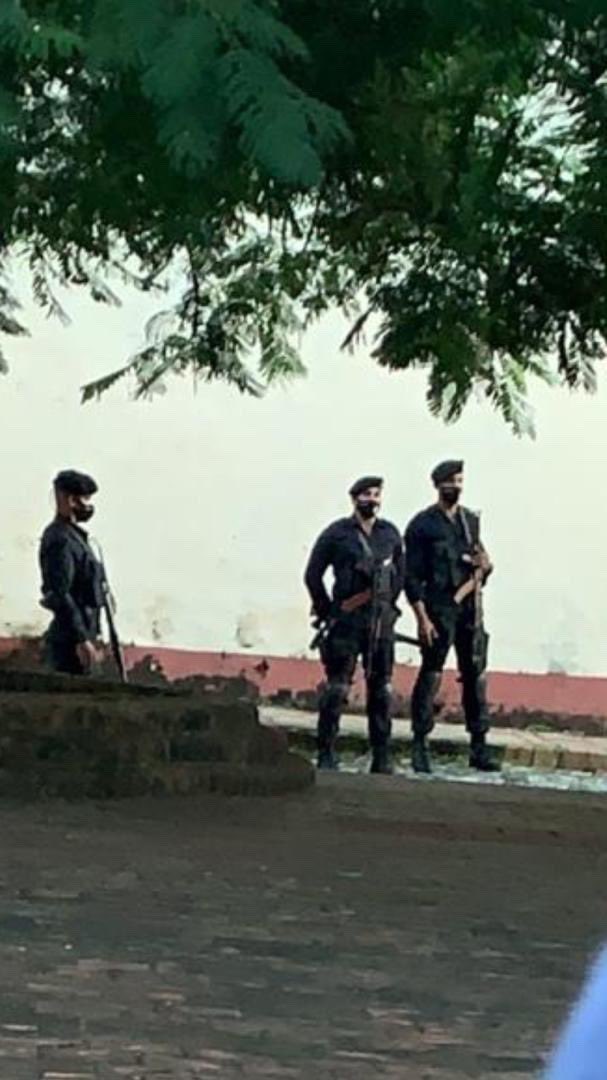 Eliabd6308's tweet photo. Señores estas fotos son tomadas en TRINIDAD el día de hoy, mira cómo está #LaDictadura que esta llenando las calles de militares semana antes, que cosa es esto, se piensa que el #15NCuba le tendremos miedo, nunca podrán contra la dignidad nuestra #PatriaYVida #SOSCuba https://t.co/uEZjqv5QIQ