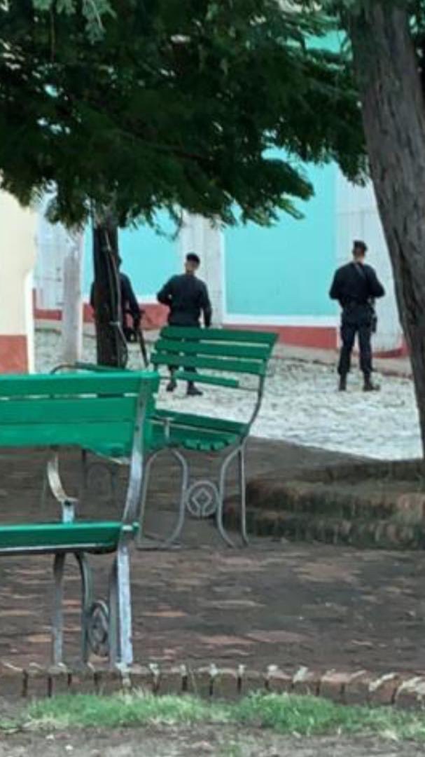 Eliabd6308's tweet photo. Señores estas fotos son tomadas en TRINIDAD el día de hoy, mira cómo está #LaDictadura que esta llenando las calles de militares semana antes, que cosa es esto, se piensa que el #15NCuba le tendremos miedo, nunca podrán contra la dignidad nuestra #PatriaYVida #SOSCuba https://t.co/uEZjqv5QIQ