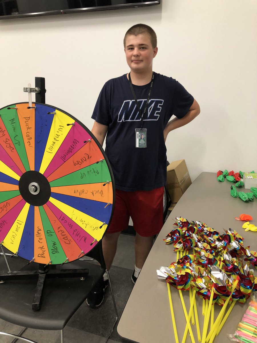 Shout out to <a href="/STUCOHeath/">Heath StuCo</a> and to an amazing <a href="/utleywolves/">Utley Middle School</a> National Jr. Honor Society student for volunteering their time after school to help our <a href="/GarciaGators/">GarciaGators</a> students play games!