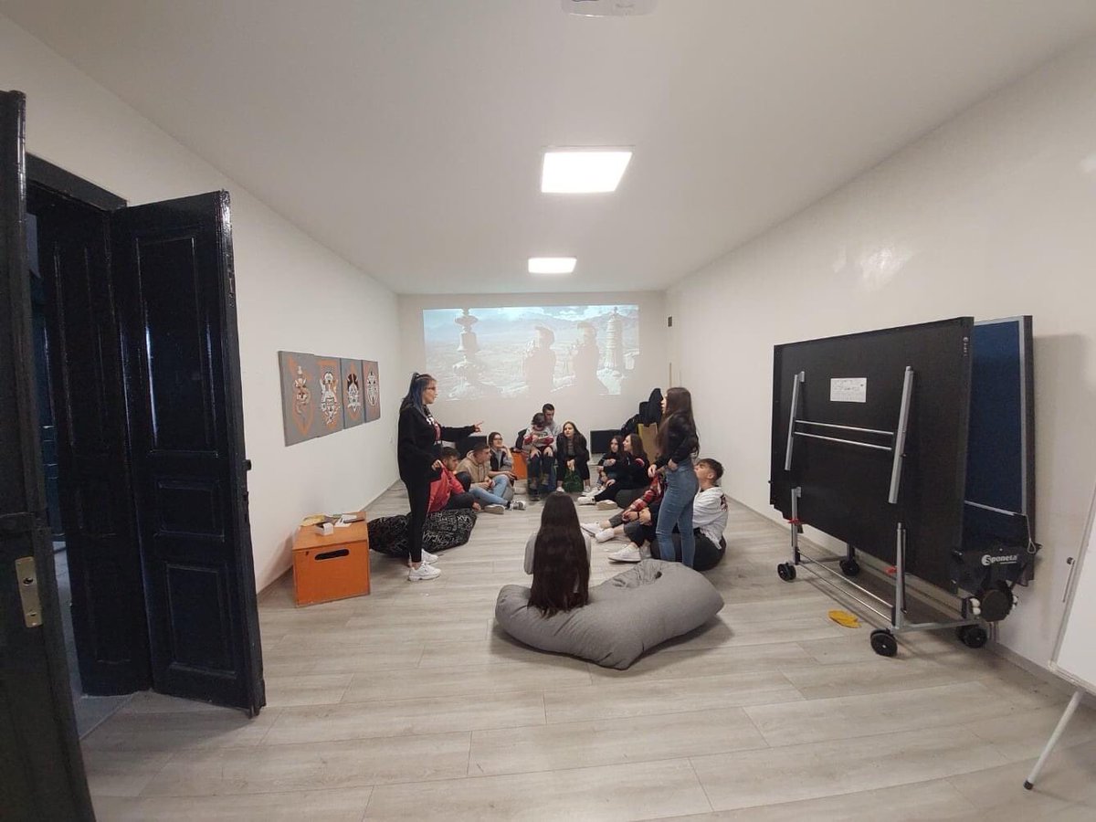 SpaceTetova's tweet image. Momente nga aktiviteti i sotëm i debatit të hapur kreativ nëpërmjet interaktivitetit me imazhe dhe përshtatjen e tyre poetike.

#SpaceTetova