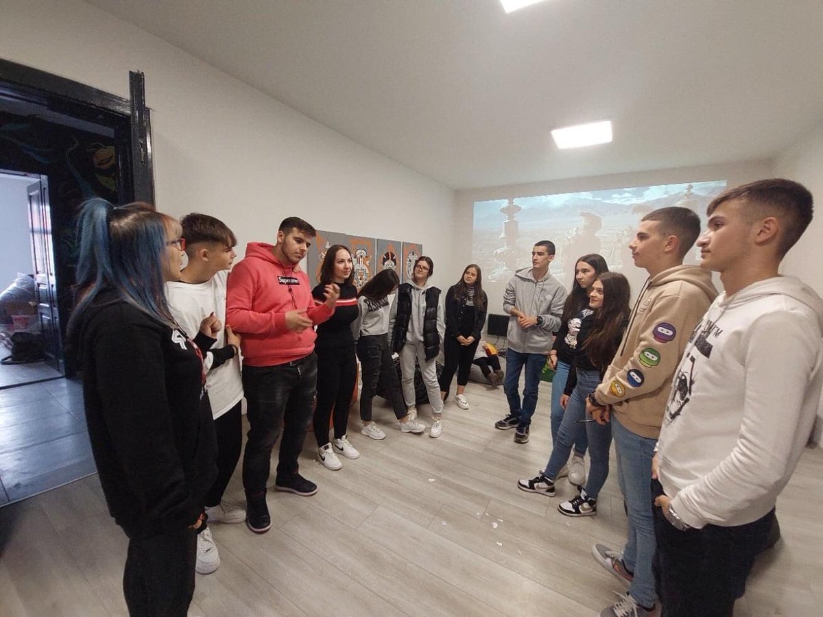 SpaceTetova's tweet image. Momente nga aktiviteti i sotëm i debatit të hapur kreativ nëpërmjet interaktivitetit me imazhe dhe përshtatjen e tyre poetike.

#SpaceTetova