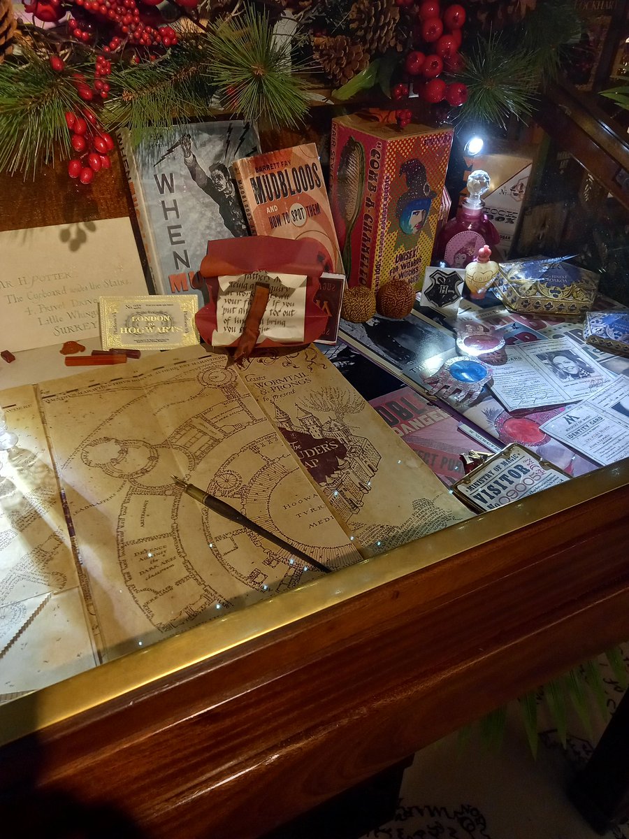 KorkeysFanClub's tweet photo. A trip to London had to include a visit to @minalima after hearing about it in the #normalnotnormal podcast 
@James_Phelps @OliverPhelps 
#jamesphelps #oliverphelps https://t.co/b4iJA62B0Y