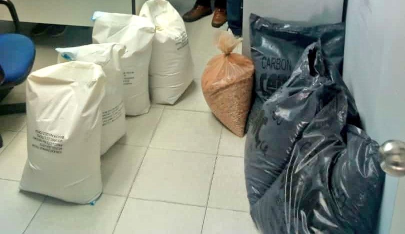 PedroDuarteCh's tweet photo. Cumplimos el compromiso asumido con los 60 pacientes renales de la Diálisis Care de Vzla y se entregó material filtrante que consistió en 4 sacos de Carbón Activado, 4 sacos de Resina Catiónica y un saco de Grava. 

#EnsayoMásGrandeDelMundo 
@NicolasMaduro 
@OmarPrietoGob https://t.co/c7KuPOXOoy