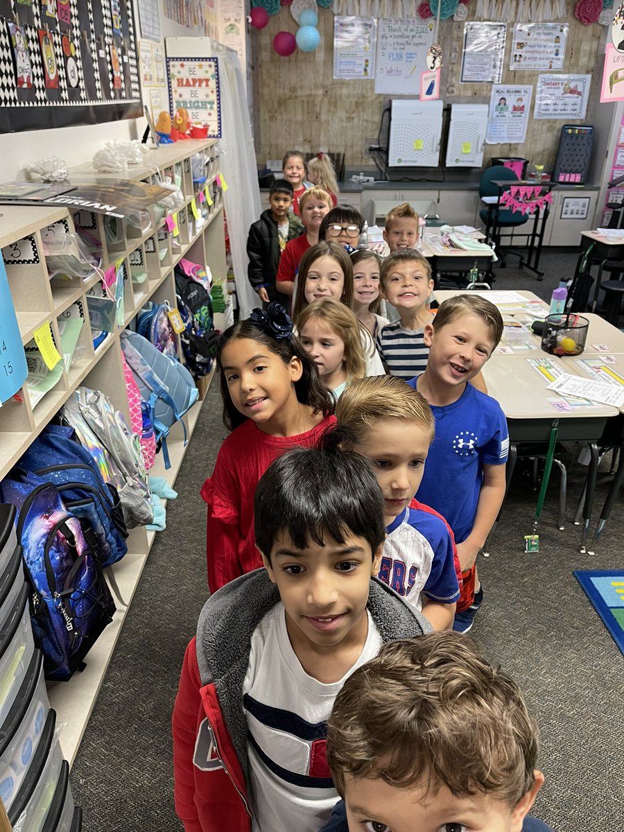 AnnieLoree2's tweet photo. Ready to show respect to our veterans! ���❤️🤍 @oldunionES @Carrollisd @jillduff21 #VeteransDay2021 #BetterTogether #FabFirsties https://t.co/IJgyAQIdlz