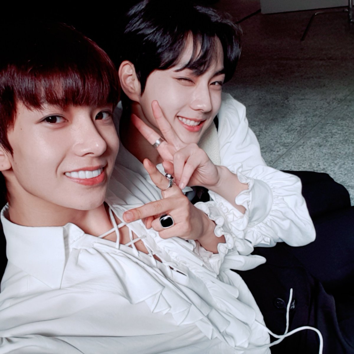 theneonsite's tweet photo. Con Jaylen nos preparamos bien galanes para recibir a nuestro gemelos más exitosos y mostrarle nuestro apoyo en el #ENDSOUL𝟙𝕤𝕥CB a pesar de los inconvenientes. 😓 Me dijo que mandase a bañar al Sunghoon y al Jake, pero yo digo que así ya están más que guapos.

— #𝔇𝒆𝒊 🦌 https://t.co/xmMXIZ91hJ