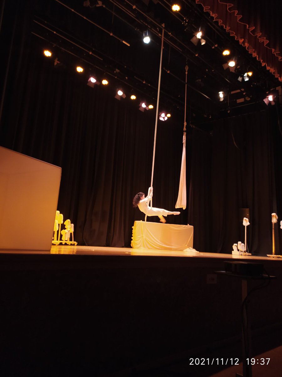CircoZgz's tweet photo. Producciones Neta @ProduccionesNe6 pone sobre el escenario del Sanchez Punter su última creación "Los pasos de Inés" poesía escénica, danza, manipulación de objetos de acrobacia aérea. #circozaragoza #festivalcirco #Zaragoza #Marcelino https://t.co/SgtG6YXm70