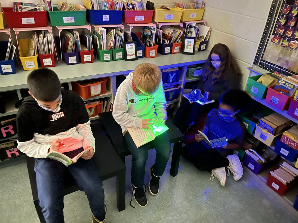 KrazyKawkain6th's tweet photo. Reading can be fun! #flashlightfriday #lehsd https://t.co/1tA7jYnmYw