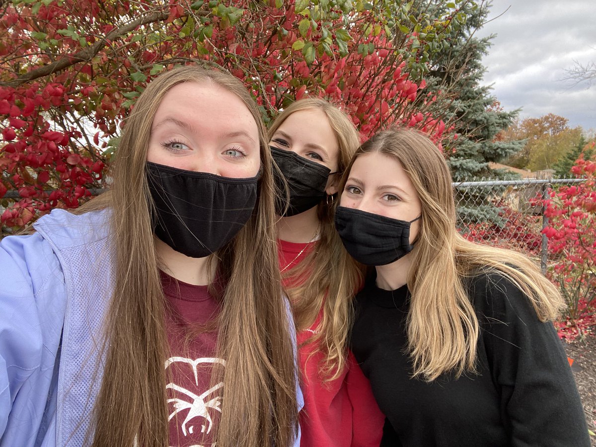 nature walk on this fall Friday! <a href="/meg_rieger/">Meg Rieger</a> <a href="/EllaTorno/">Ella Torno</a> #LHSKindnessWeek #LHSJayCrew
