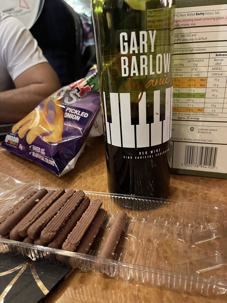 fufuray's tweet photo. Perfect combo @GaryBarlow  @GaryBarlowWines  off to London for  the rugger @englandrugby https://t.co/FjH7YBU0XS