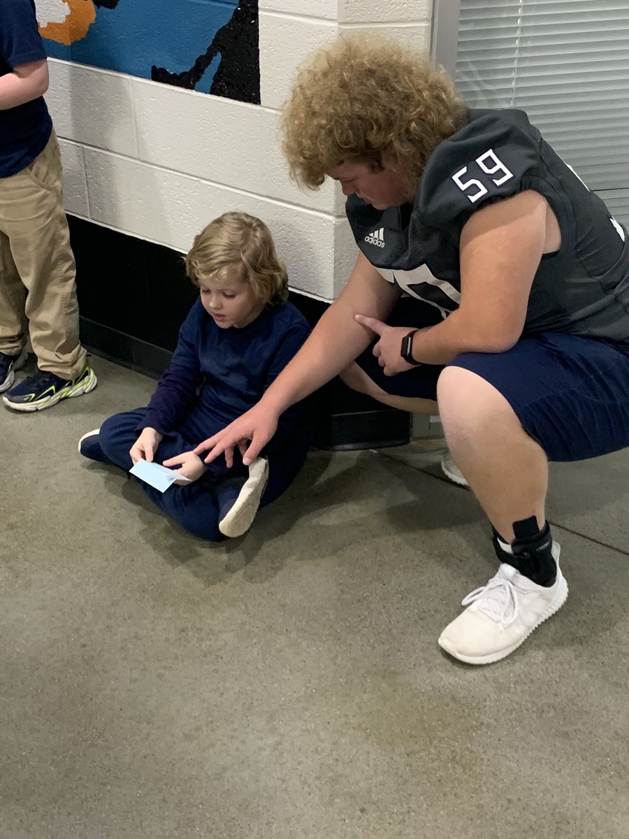 coach_Jessie's tweet photo. We also did our reading for โThe White Tableโ. Itโs a tradition at CRCS where we honor our Veterans for Veteranโs Day, and we shared it with our Mav buddies. #ReadOptionFriday #HookEm #LoveServeCare ๐ค๐ป๐ค๐ป@darrenleach33 @nate_stecker @MaverickAD1 @BenDownsACMAVS @ACSchoolsTN https://t.co/2ZjNkEa1jZ