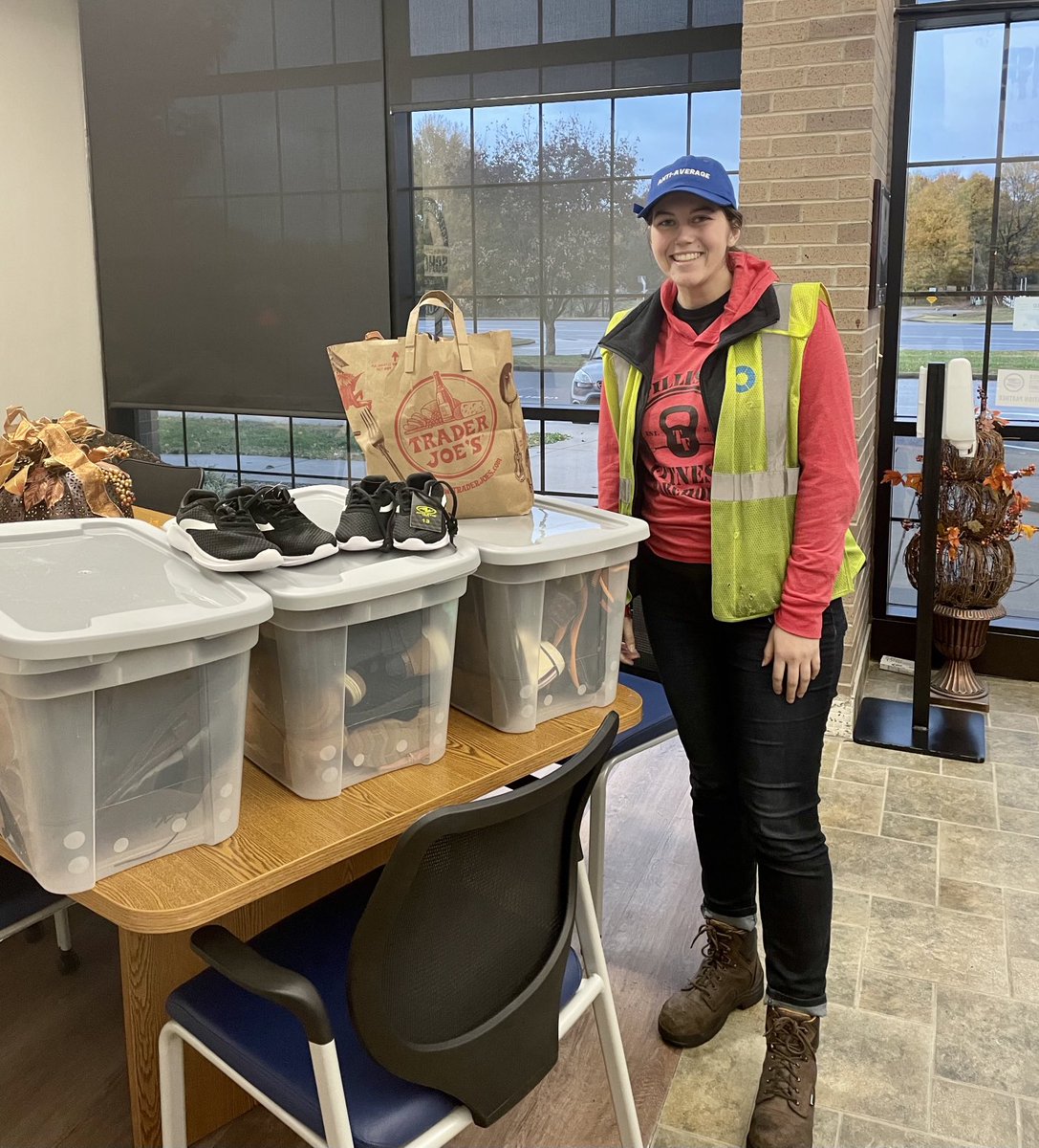 Thank you ⁦@AGivingHandBG⁩ for the shoe donation. Your timing is perfect with Teen Angel. #communitycares ⁦<a href="/WarrenCoSchools/">Warren Co Schools</a>⁩